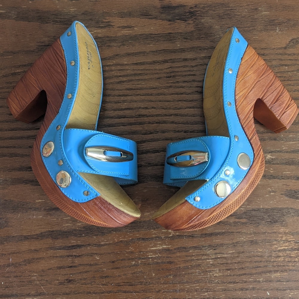 Lady Godiva funky blue open toed wedges